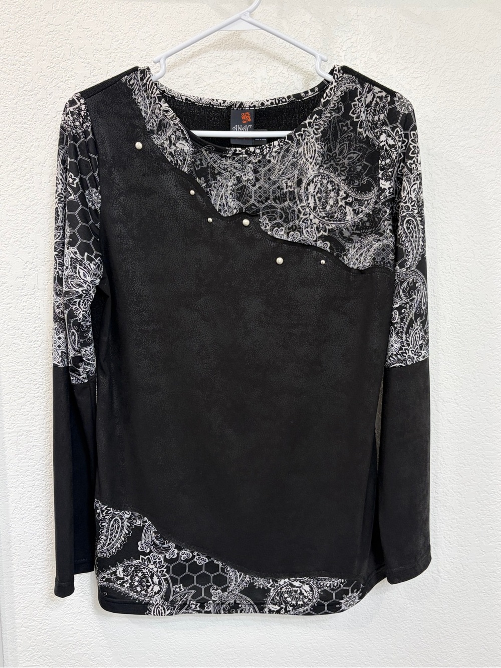 ANAC Black and White Stretchy Women’s Top. Size Large.